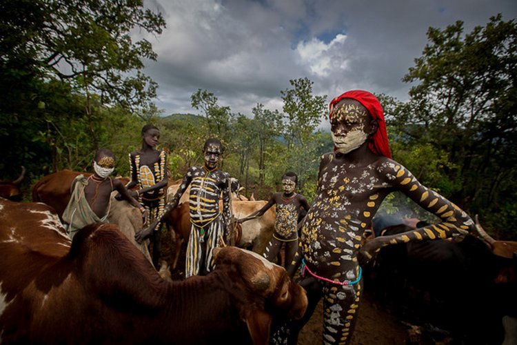脸上的非洲 拍摄非洲部族的涂面文化