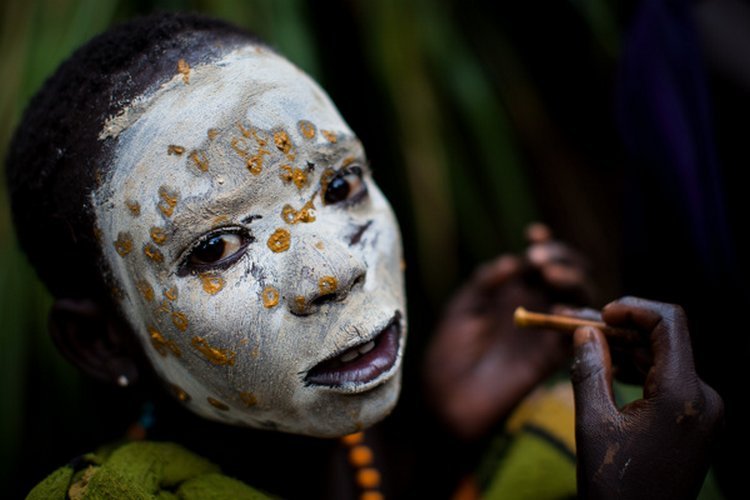 脸上的非洲 拍摄非洲部族的涂面文化