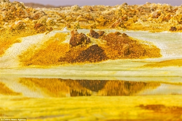 震撼 摄影师冒死拍摄的非洲“黄金”温泉 