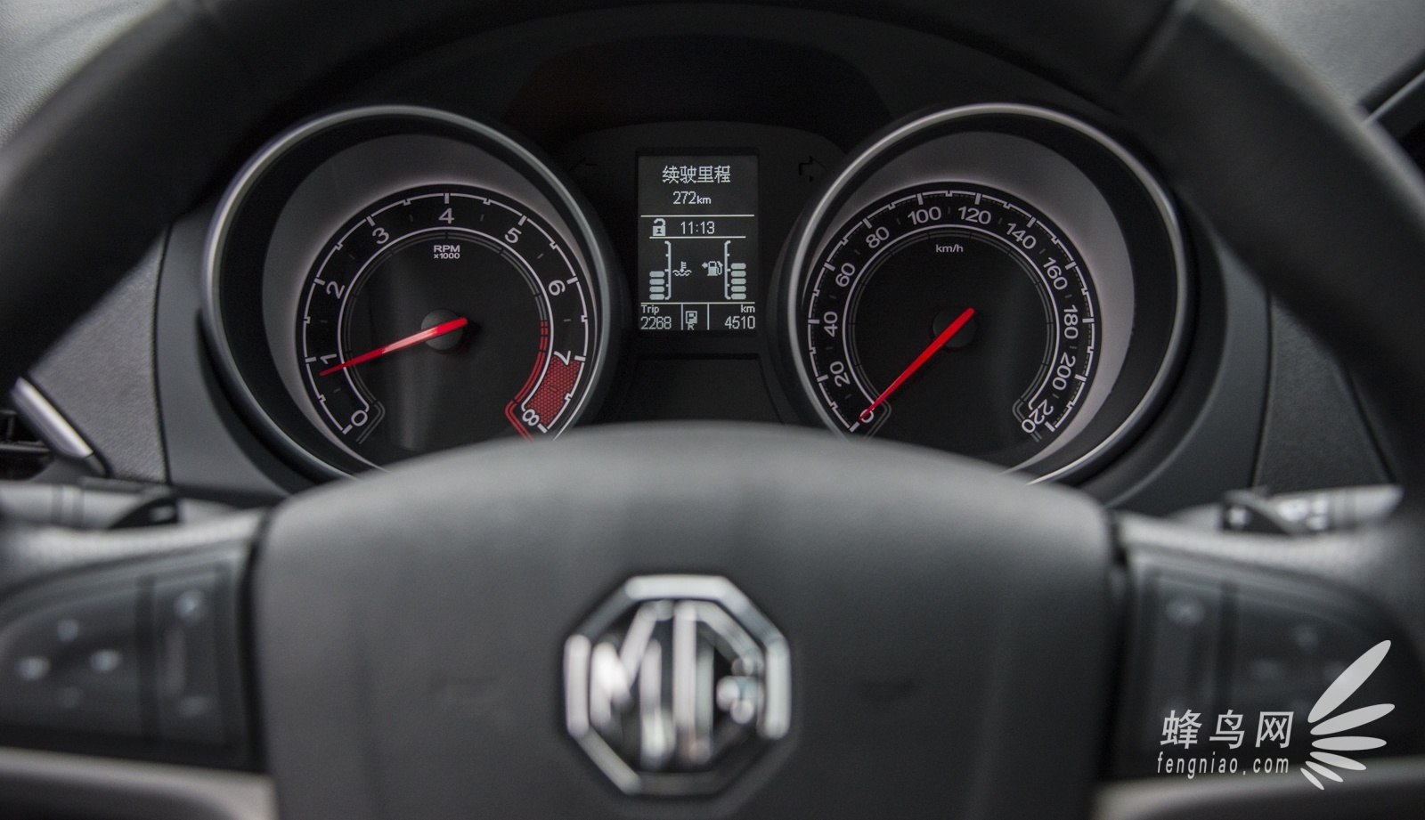 跨越40年的相见 赛道实拍上汽MG GT顶配版