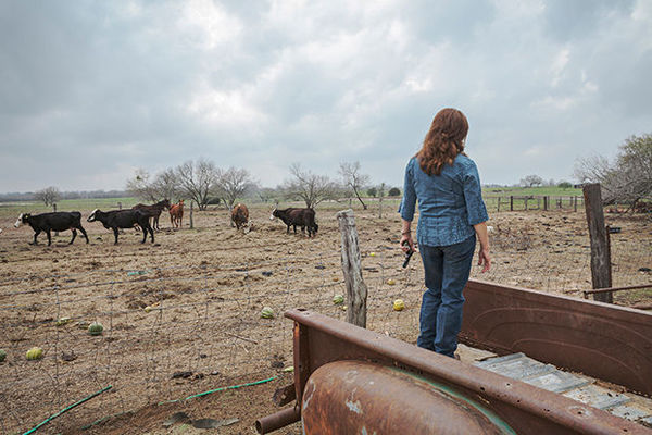 女摄影师拍摄德克萨斯州的持枪女人们 