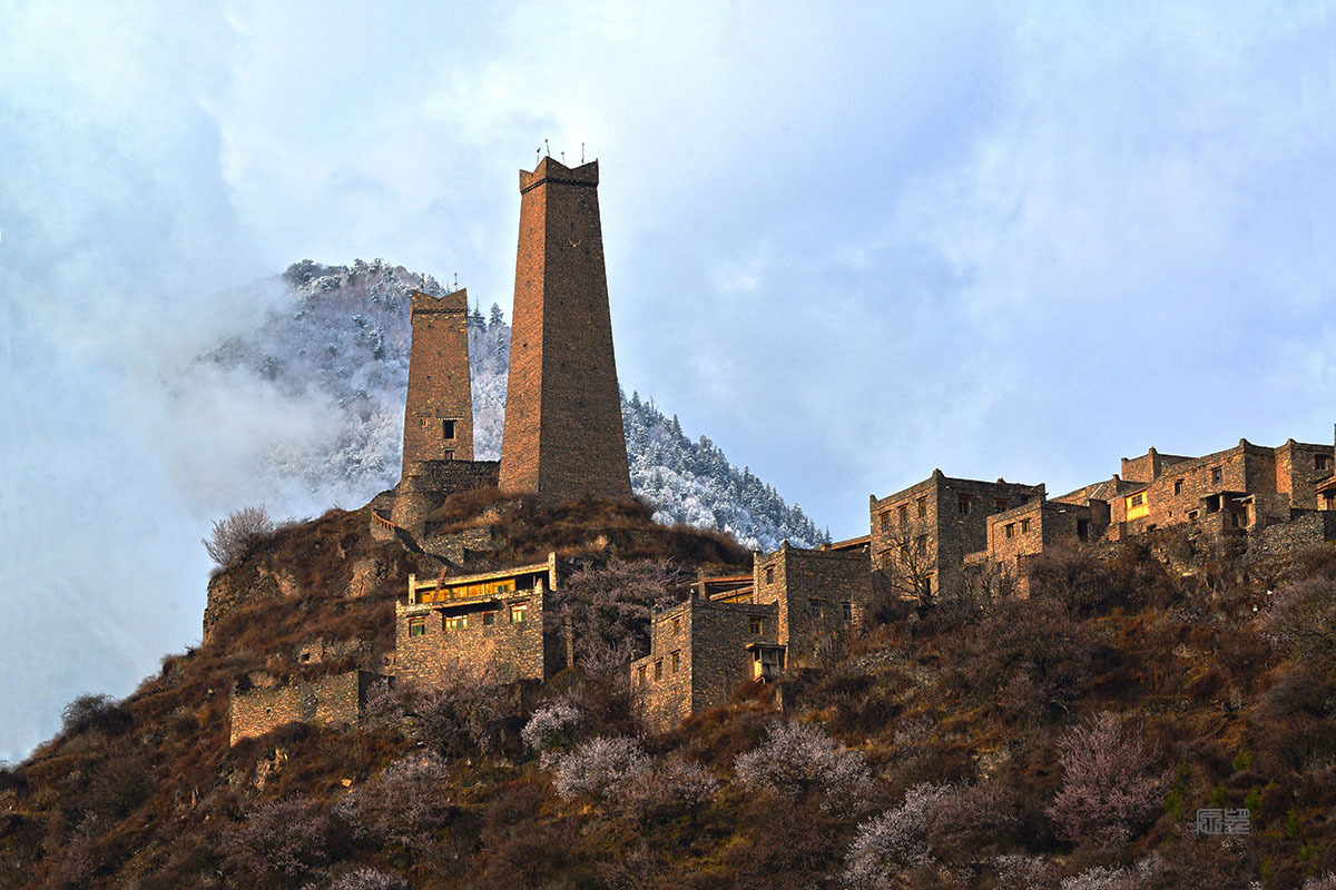 踏遍青山人未老：退休老夫妻携手拍美景