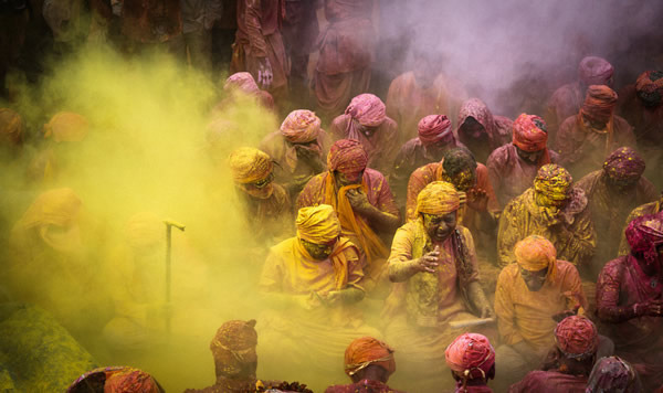 爆炸的色彩：2015印度胡里节最佳摄影