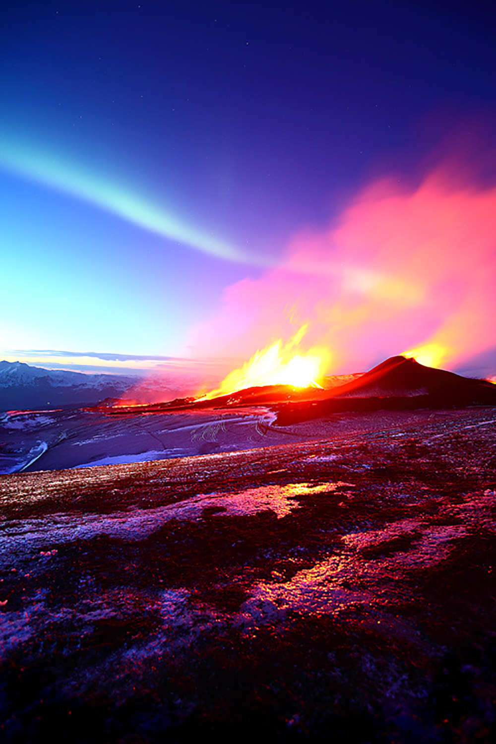 捕捉百年一遇壮观景色 极光邂逅火山爆发