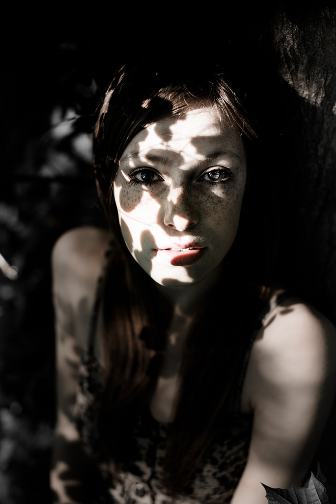 光影中少女 用自然界的光线明暗来表现作品情绪