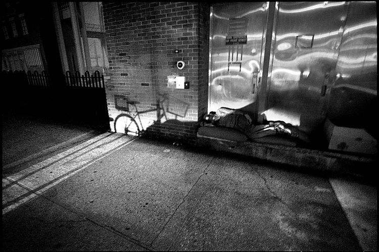 街头的光影涌动 用黑白摄影讲耐人寻味的故事 
