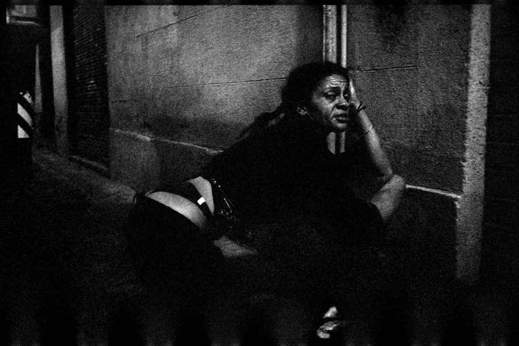 街头的光影涌动 用黑白摄影讲耐人寻味的故事 
