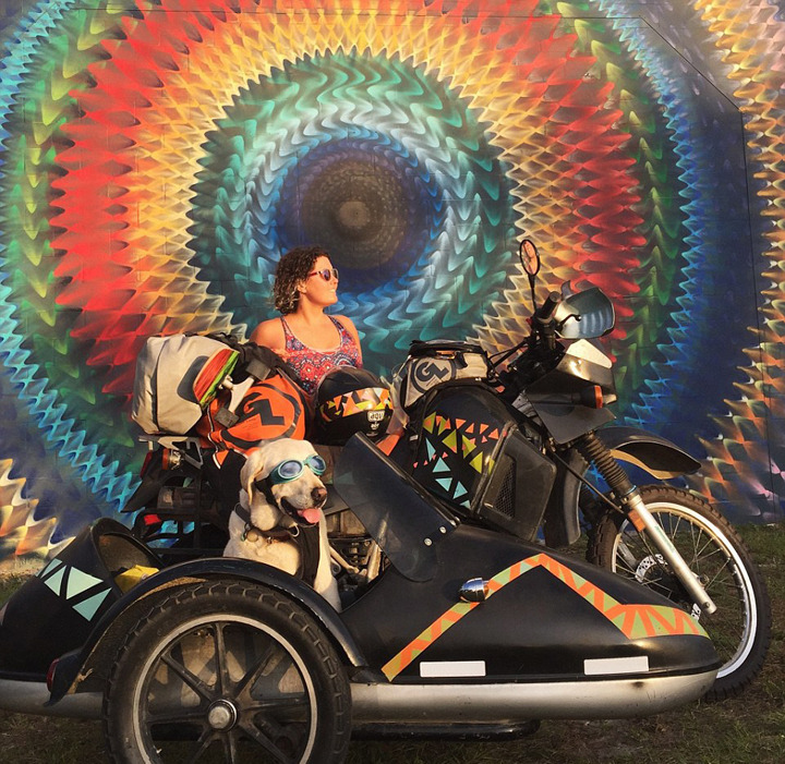 城会玩！美女子骑三轮摩托与爱犬穷游美国