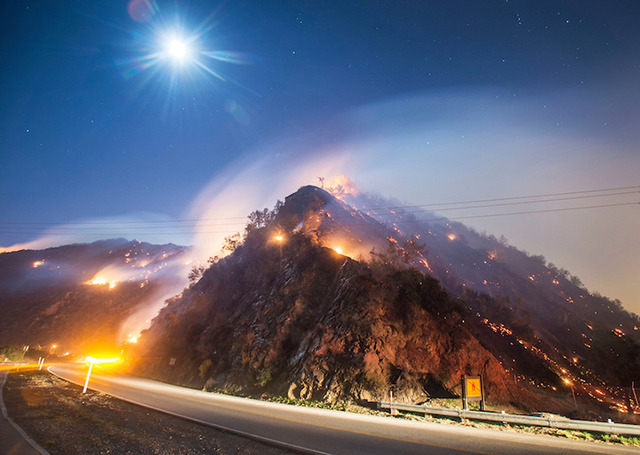 第一视角展示火灾现场 摄影师记录加州山火