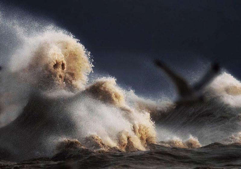 逐浪的汉子：摄影师深入湖中拍摄风浪
