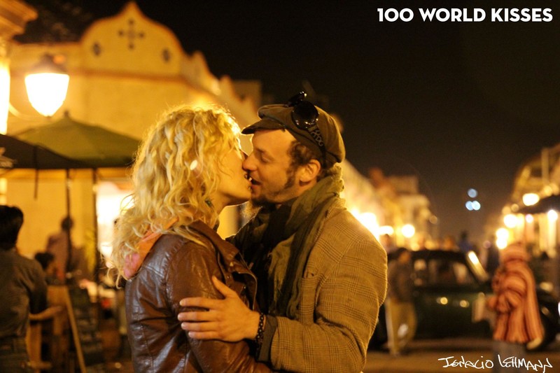一组浪漫的摄影专题：环游世界的100个吻