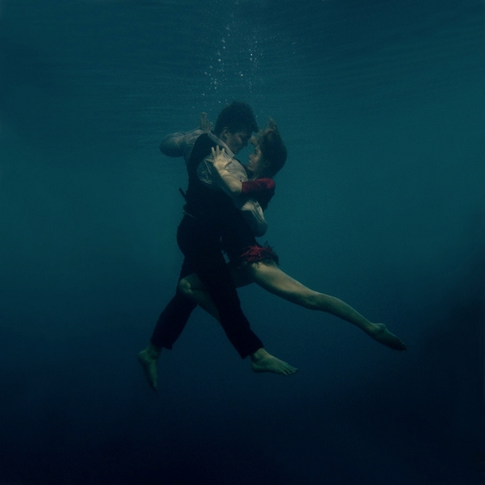 激情水下探戈 俄国摄影师记录舞者水下舞蹈画面