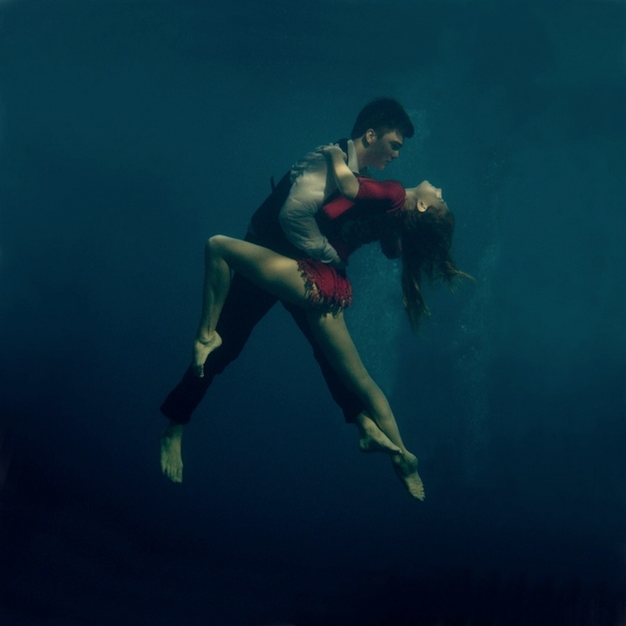 激情水下探戈 俄国摄影师记录舞者水下舞蹈画面