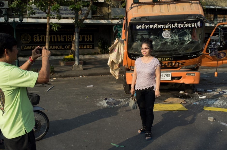 街头的记录者 军事管制状态下死机的曼谷