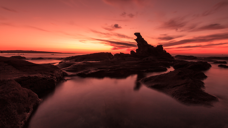 带着相机去旅行 夕阳海滩礁石让你放松心情