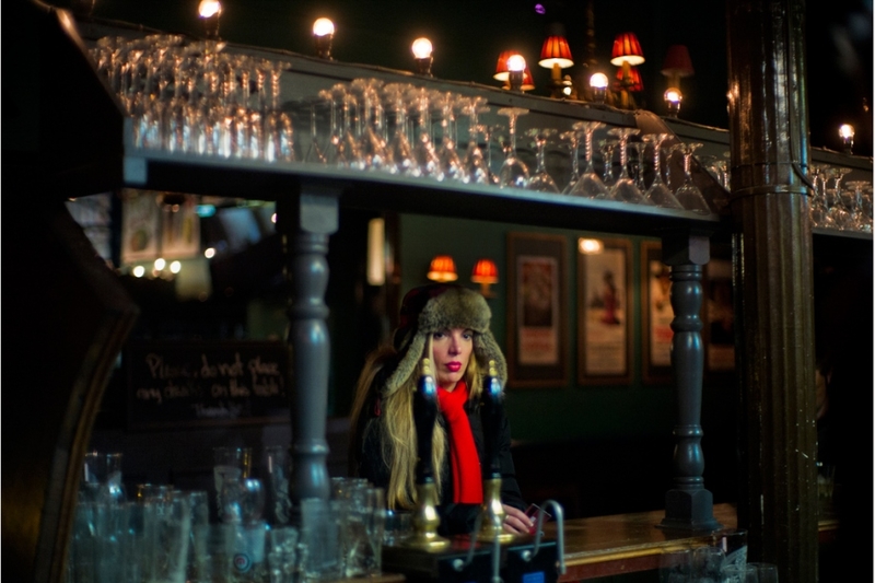 以照片作为还念 英国摄影记录诺丁山的酒吧生活
