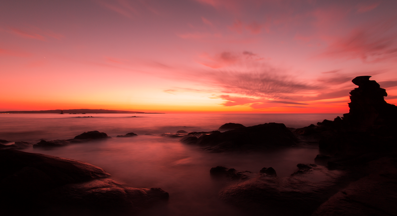 带着相机去旅行 夕阳海滩礁石让你放松心情