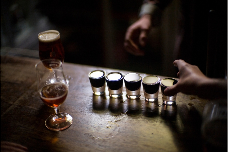 以照片作为还念 英国摄影记录诺丁山的酒吧生活