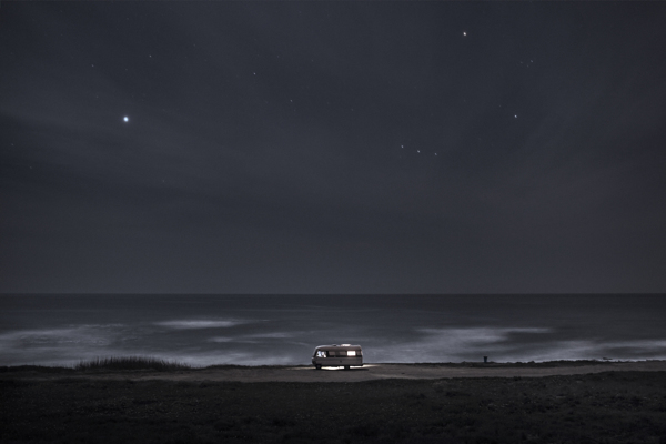 明亮的只有车灯和星空 流浪摄影师风景摄影