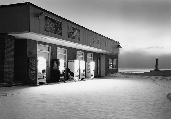 寒冬里的一道曙光 日本街头孤独的自动售货机