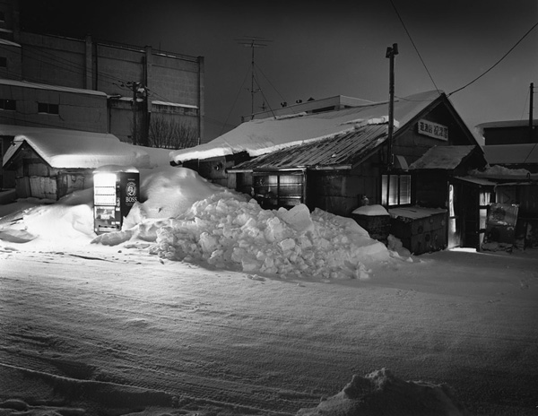 寒冬里的一道曙光 日本街头孤独的自动售货机