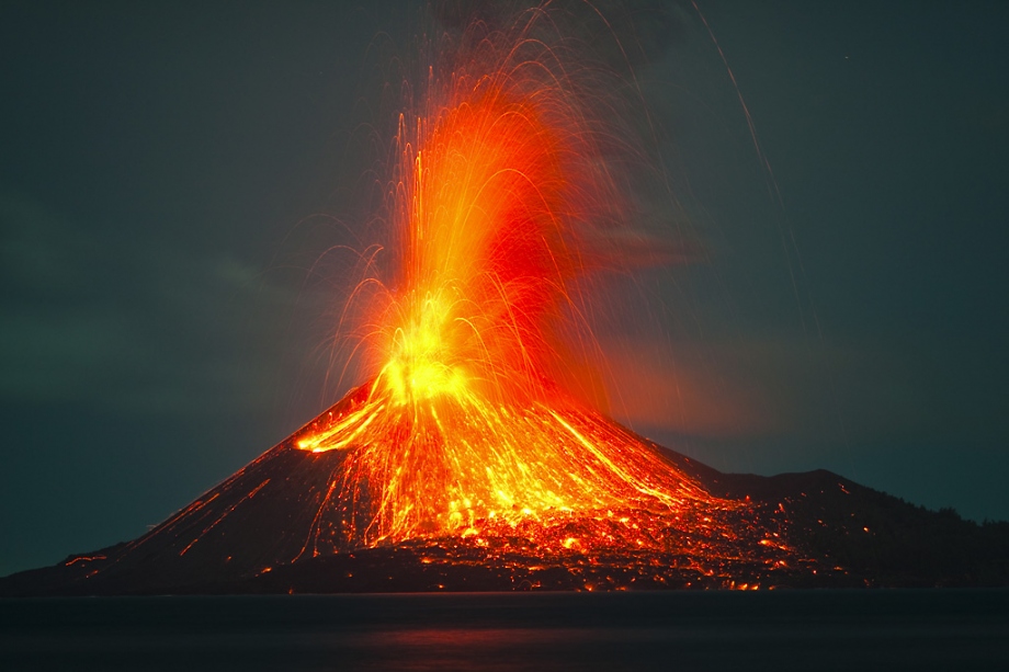  Anak Krakatau火山 喷薄四溅的跃动生命