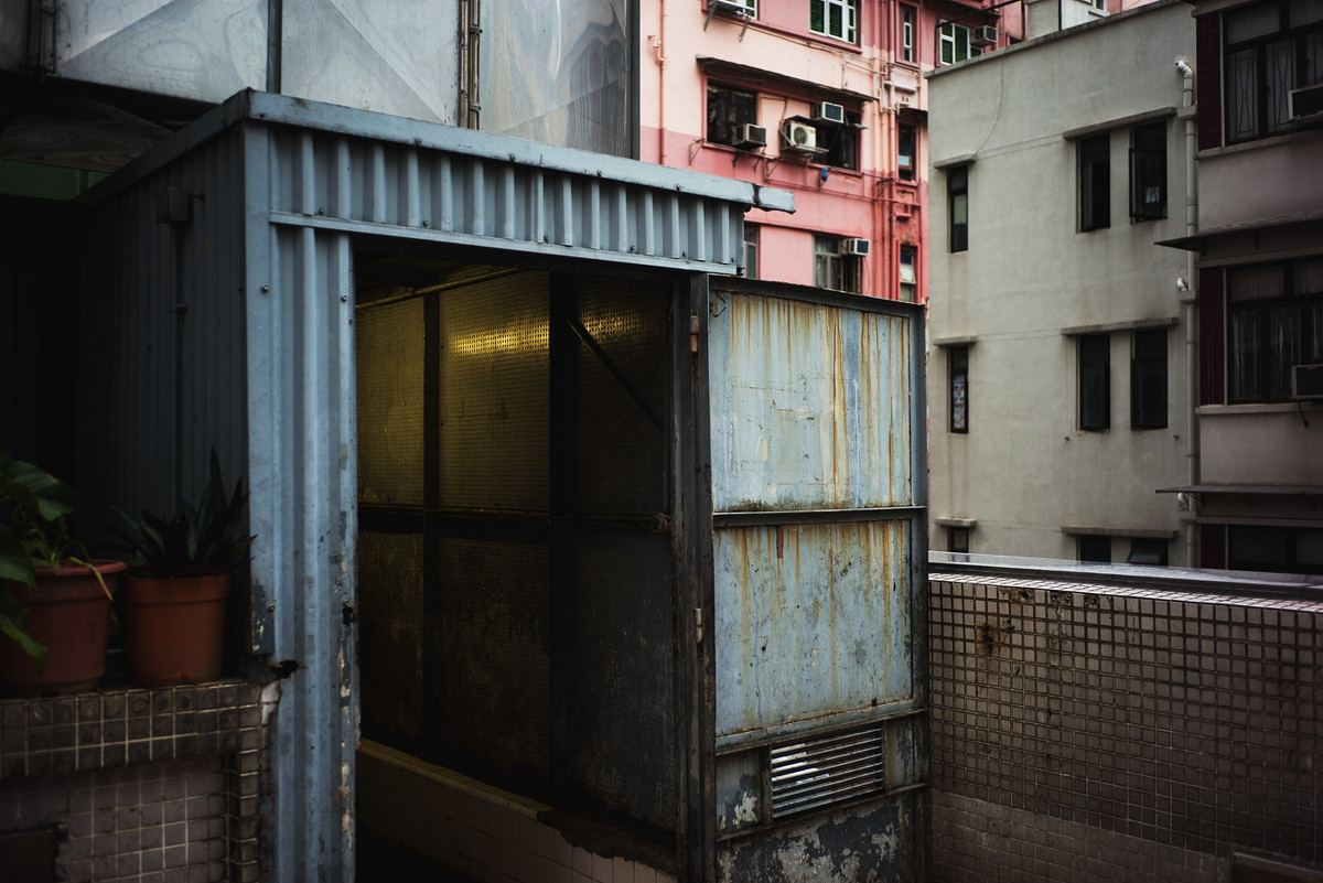 浓重色调诠释香港繁忙生活气息 热闹与宁静并存