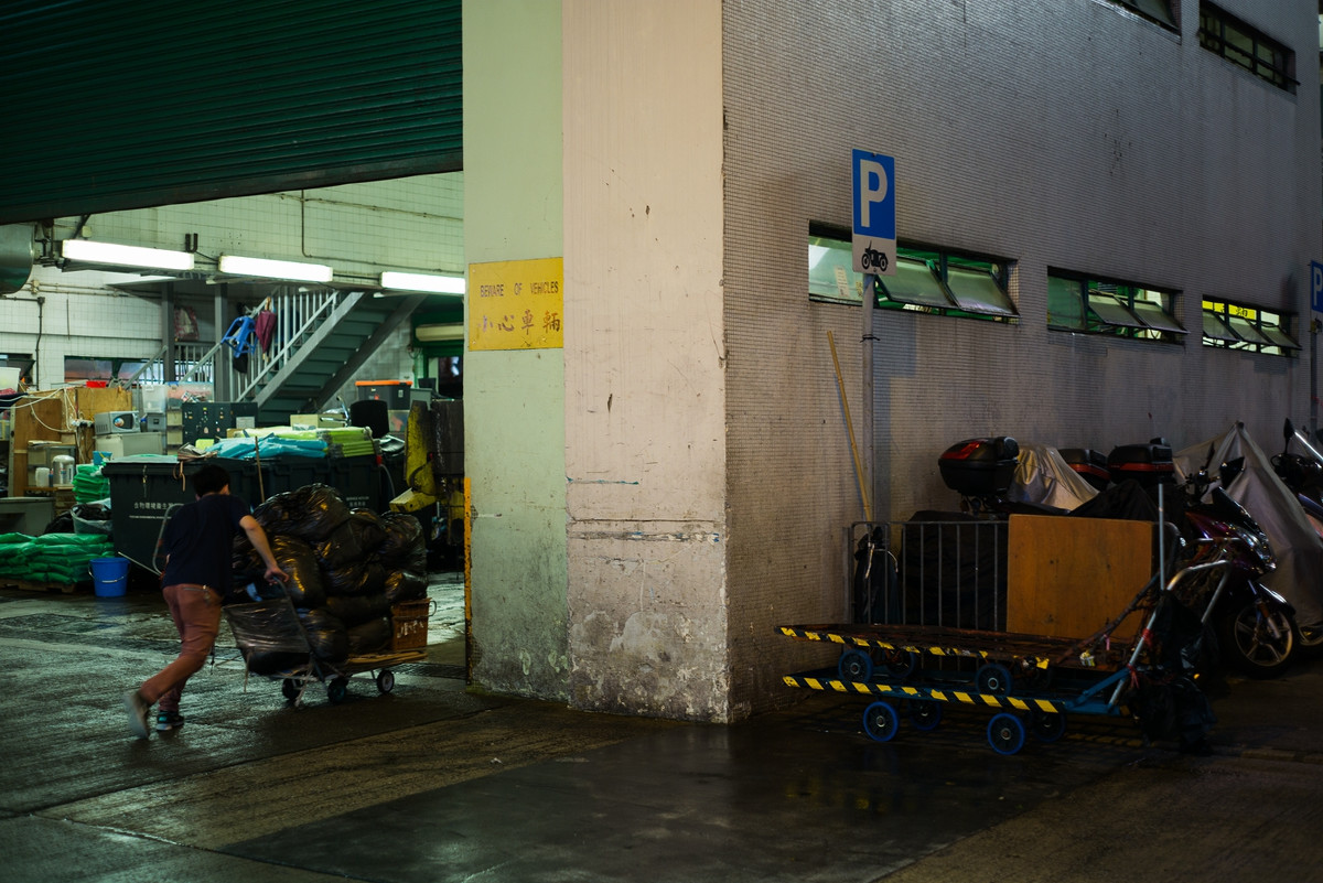 浓重色调诠释香港繁忙生活气息 热闹与宁静并存