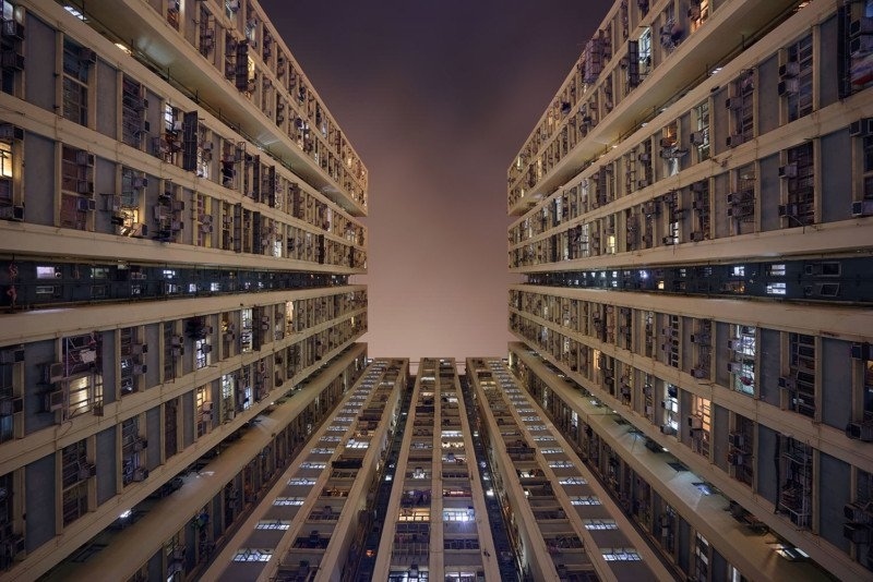 仰望香港楼宇间的天空 用震撼视角展现城市