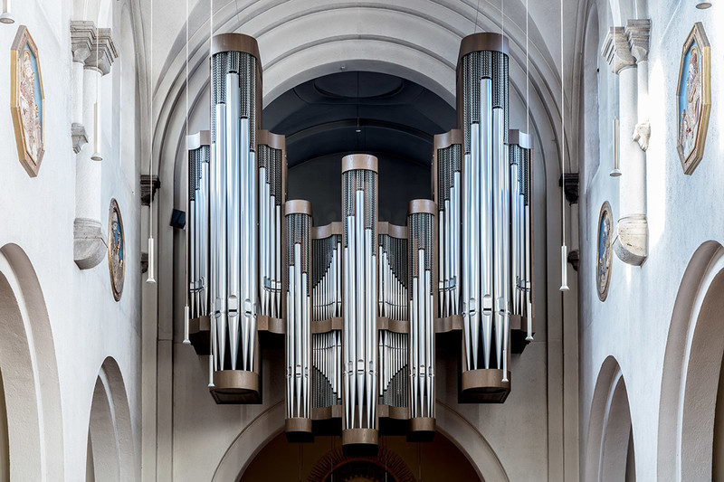 天主教堂中庞大壮观的管风琴 错落复杂的乐器
