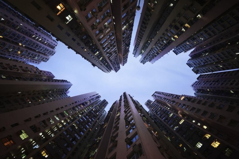 仰望香港楼宇间的天空 用震撼视角展现城市