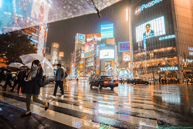 夜幕东京城的雨后 感觉热闹与宁静并存的大都市