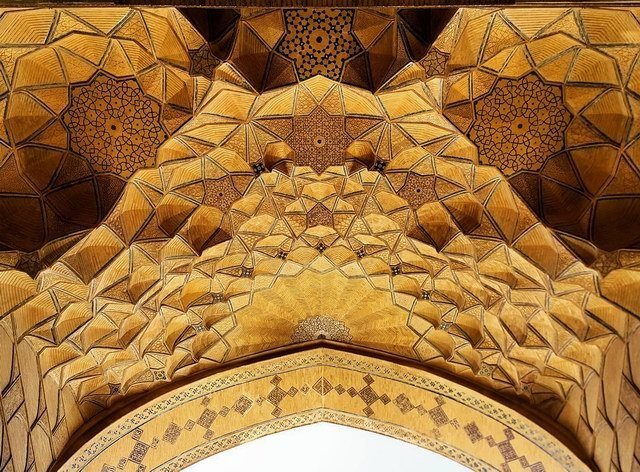 如璀璨星空般的房顶 伊朗清真寺的炫丽穹顶
