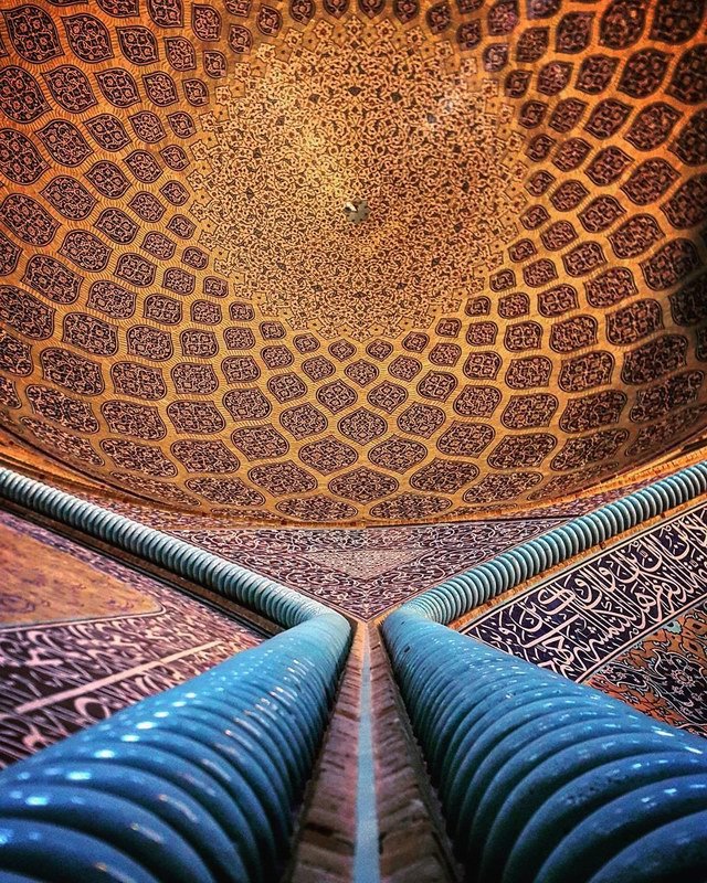 如璀璨星空般的房顶 伊朗清真寺的炫丽穹顶