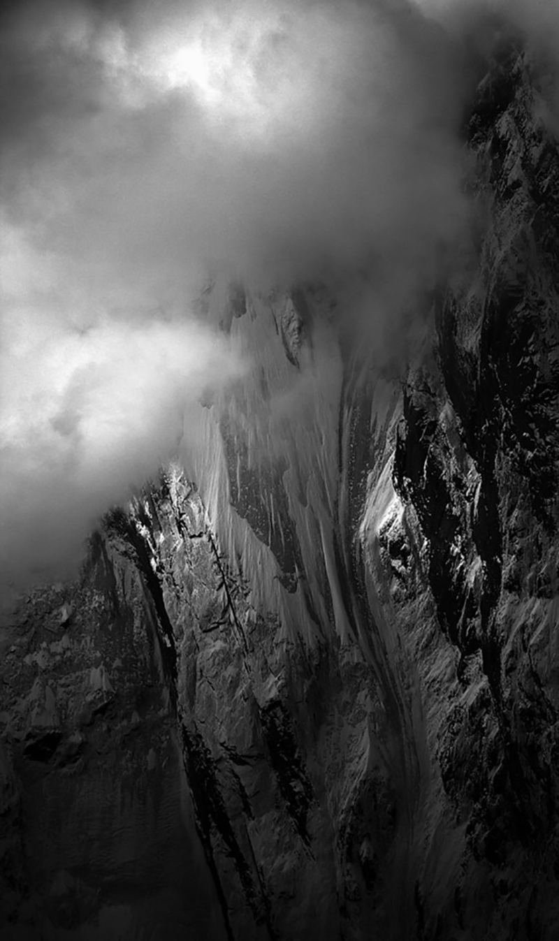 摄影师利用明暗和黑白对比表现山川的大气磅礴