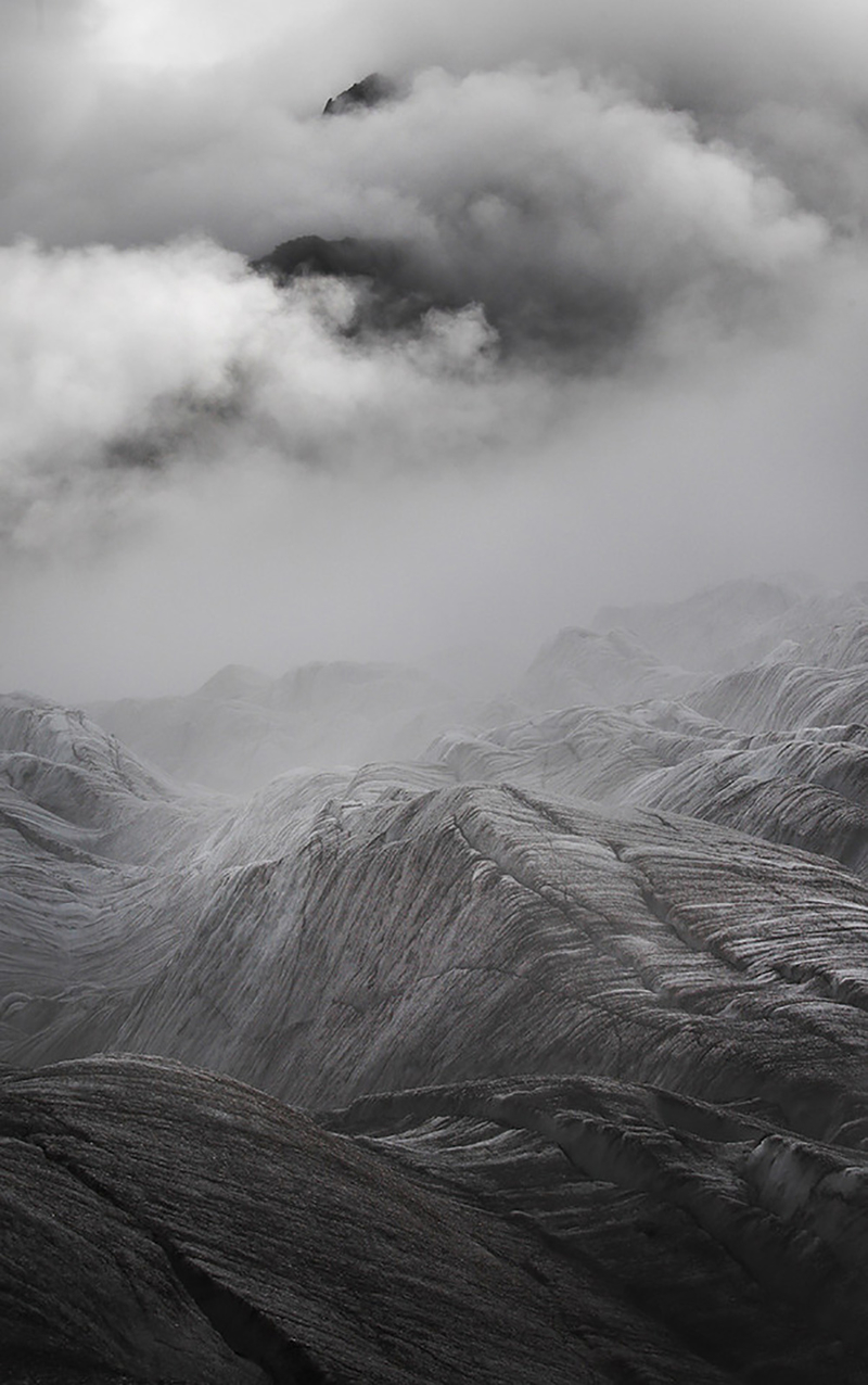 摄影师利用明暗和黑白对比表现山川的大气磅礴