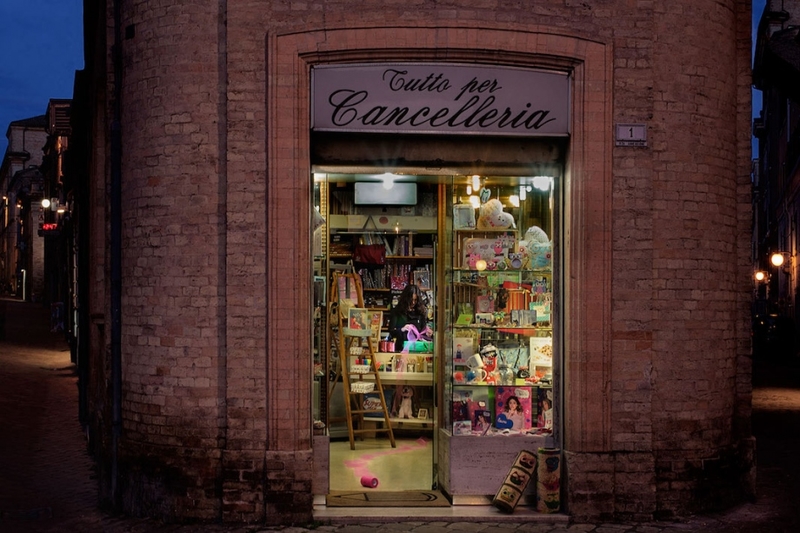 发现意大利夜幕中的街头商铺 展现怀旧迷人老城