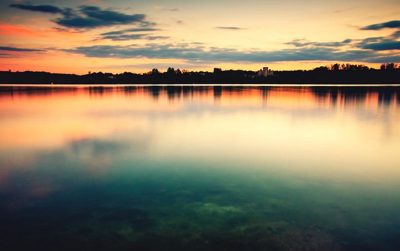 水平如镜的湖面 映衬的是一面色彩斑斓的天空