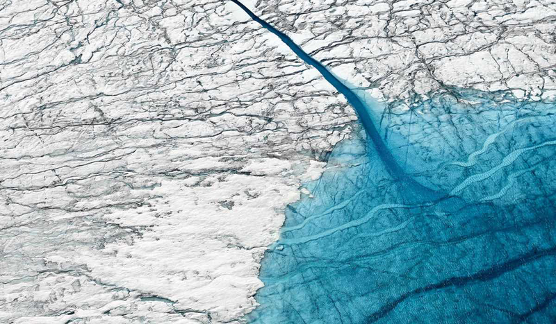 航拍下的壮阔北极冰盖 淡蓝色的海水若宝石一般