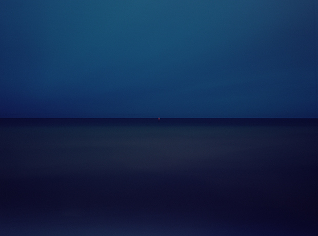 宁静的深蓝色大海 目之所及只有淡淡的海平线