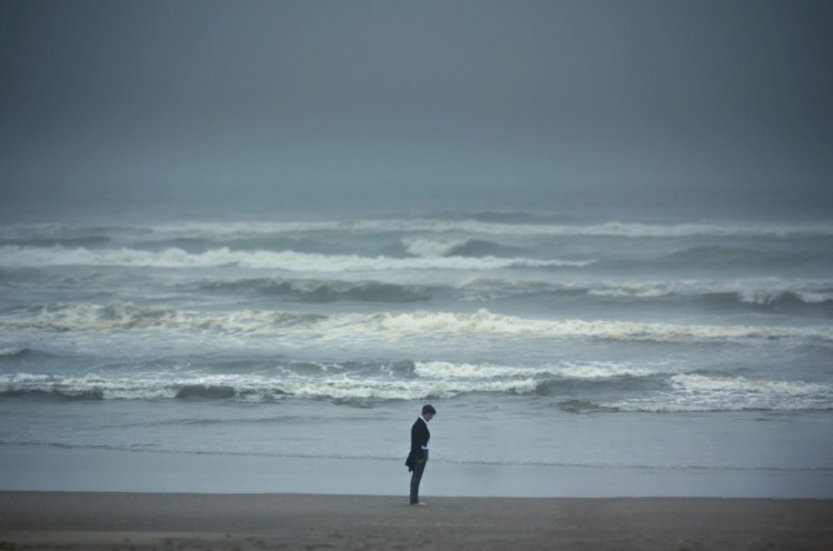 淡淡的孤寂感 摄影师将自拍融于山峦海洋之间