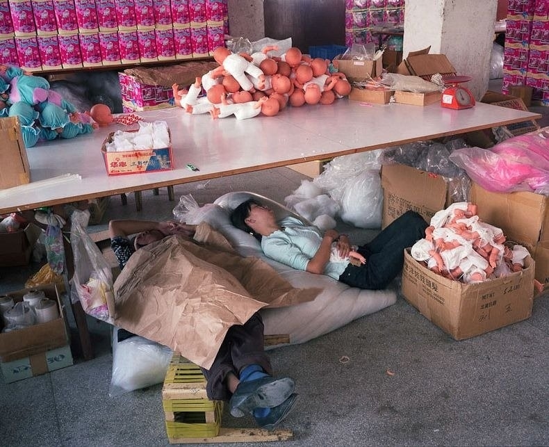 摄影师通过镜头展示中国玩具工厂内的真实状况