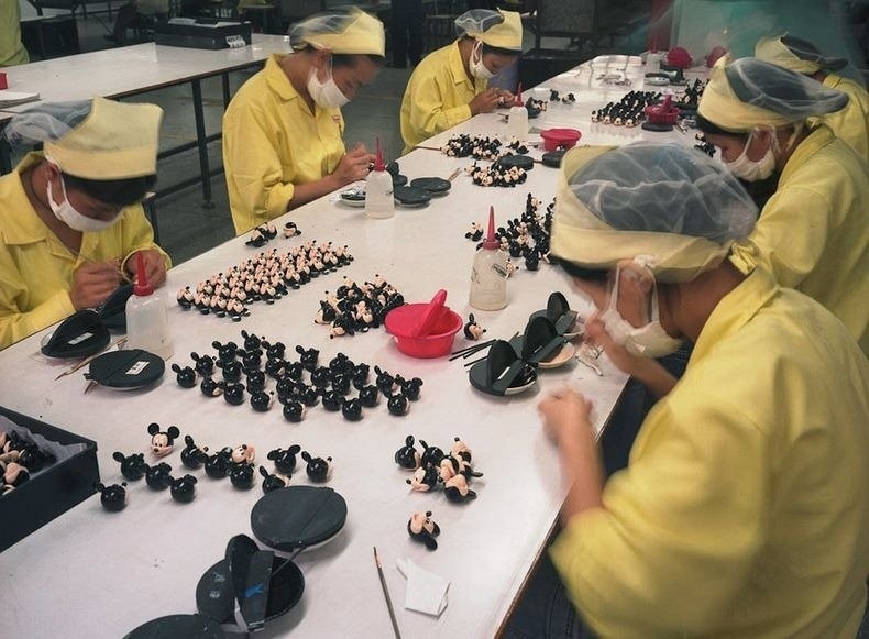 摄影师通过镜头展示中国玩具工厂内的真实状况