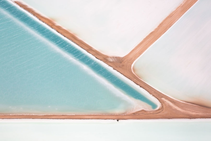 清新淡雅的色调 航拍展现平静的盐田河滩