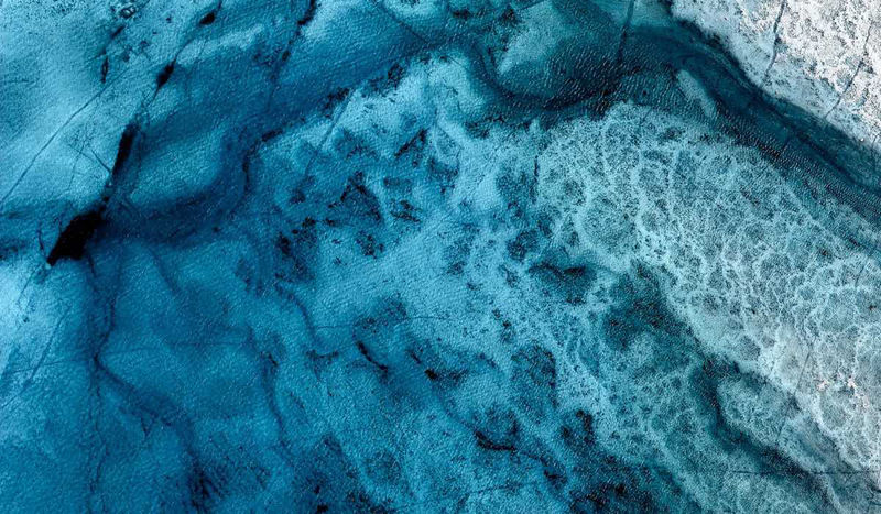 航拍下的壮阔北极冰盖 淡蓝色的海水若宝石一般