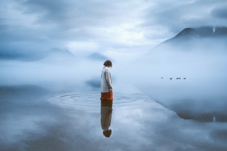 淡淡的孤寂感 摄影师将自拍融于山峦海洋之间
