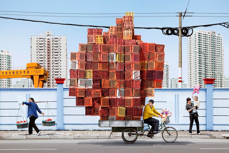 创意拍摄上海街头生活场景 揭露中国社会层级