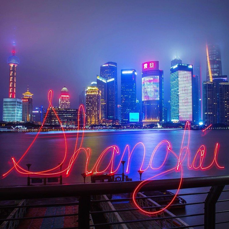 他曾在上海外滩进行光绘涂鸦 用光绘为夜色添彩