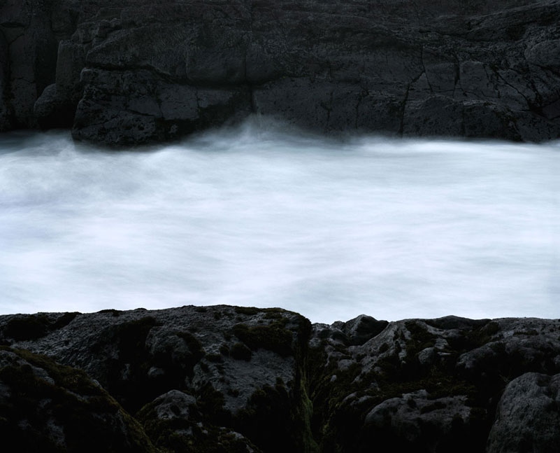 河水如玉带分割时空 暗黑色岩石构造禅意画面