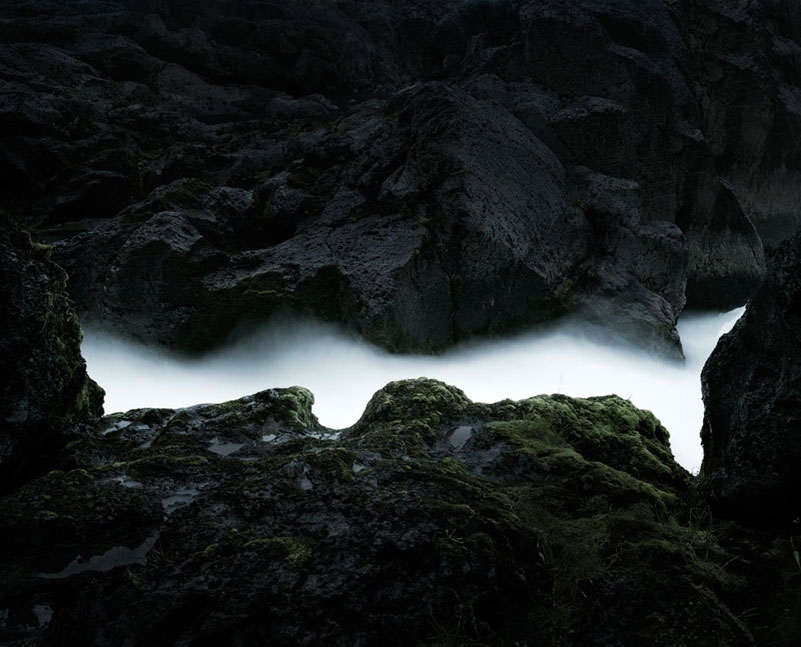 河水如玉带分割时空 暗黑色岩石构造禅意画面